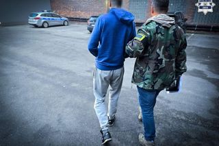 31-latek potrącił policjanta i uciekł. Był ścigany listami gończymi. Łowcy głów znaleźli go w wersalce