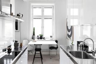 Czarno-białe wnętrza: aranżacja mieszkania na bazie kontrastu
