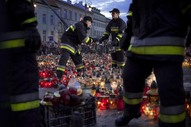 Sprzątanie zniczy pod Pałacem Prezydenckim 
