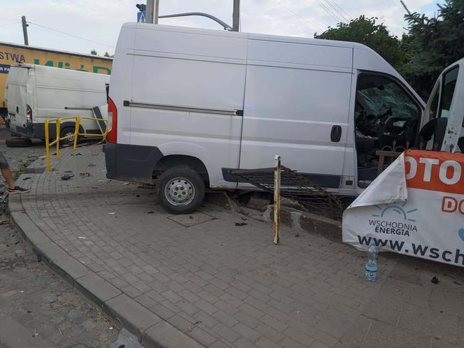 Wypadek w Knyszynie. Zderzenie dwóch busów zablokowało skrzyżowanie [ZDJĘCIA]