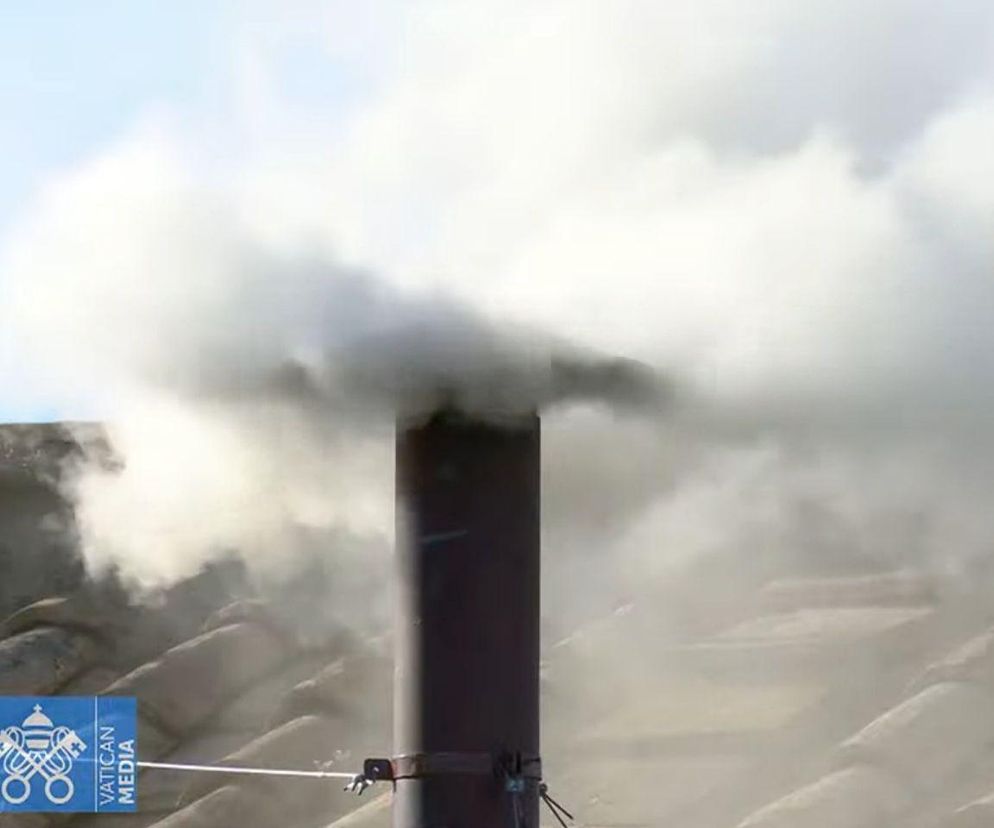 Drugiego dnia konklawe wybrano nowego papieża. Biały dym nad Watykanem