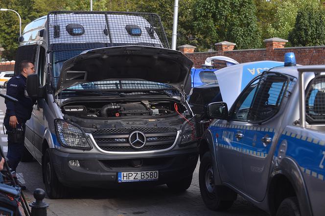 POLICJANCI ROZKRACZYLI SIĘ POD NOSEM KACZYŃSKIEGO 