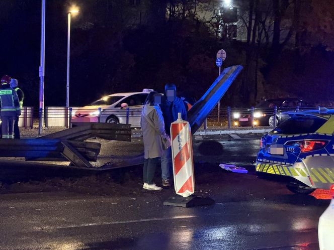 Auto rosyjskiej ambasady dachowało w Warszawie! Odłamki uszkodziły inne pojazdy