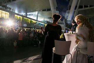 Wrocławskie lotnisko świętowało piąte urodziny koncertem sobowtórów Violetty Villas, Franka Sinatry i wielkim silent disco [ZDJĘCIA]