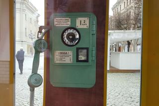 Przy wejściu na Rynek w Lesznie stanęła budka telefoniczna