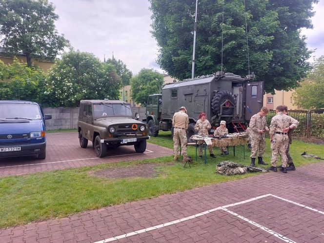 Przedstawienie grupy rekonstrukcyjnej podczas pikniku w Sosnowcu