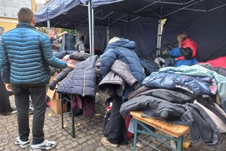 ​Trwa finał akcji „Podziel się kurtką - Przytul kurtkę” w Lesznie. Dzielących się i korzystających nie brakuje