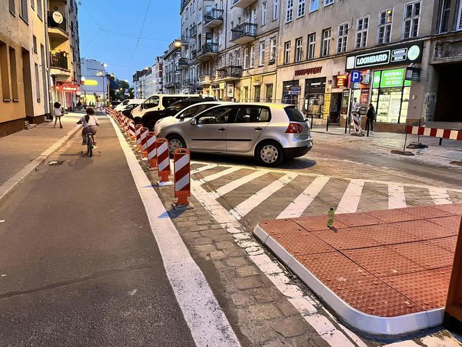 Słupkoza opanowała Wrocław. Wszystko przez to, że kierowcy parkują na ścieżce rowerowej 