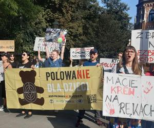 Antyłowiecki protest. Aktywiści sprzeciwiają się działalności myśliwych