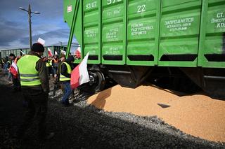 Rolnicy śpiewając Rotę wysypali na tory dwa wagony kukurydzy. Protest rolników w Medyce przybiera na sile