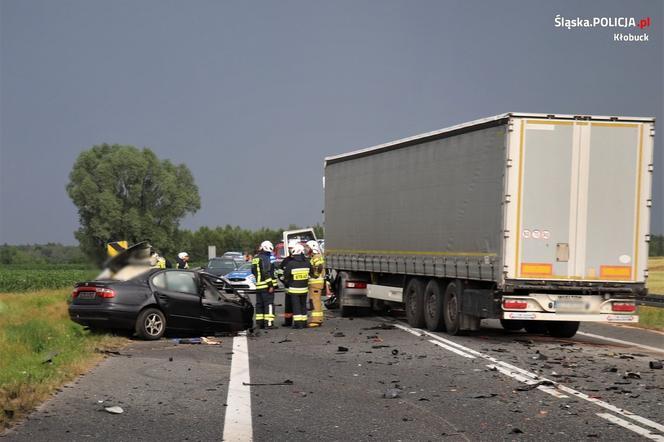 Tragiczny wypadek na obwodnicy Krzepic. Czołowo zderzył się z ciężarówką. Kierowca nie miał szans