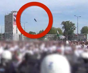 Opublikowano szokujące nagranie. Rzucali w policjantów szklanymi butelkami