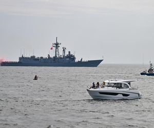 Spektakularna parada morska w Helu. Dwadzieścia okrętów uczciło Święto Wojska Polskiego