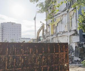 Był jednym z pierwszych biurowców w warszawskim Mordorze. Właśnie znika z powierzchni ziemi 