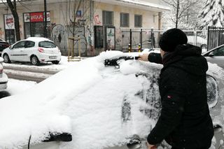 Odśnieżasz samochód w TAKI sposób? Popełniasz wykroczenie. Grozi wysoki mandat!