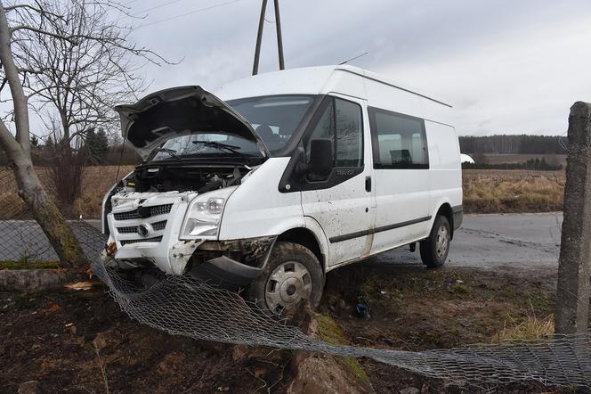 Wypadek dostawczaka w Płośnicy