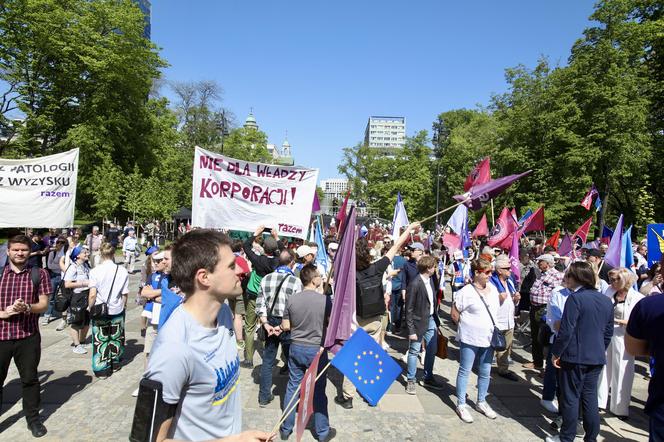 Święto Pracy w Warszawie. Przemaszerowali pod hasłem  "Chcemy Europy Socjalnej!"