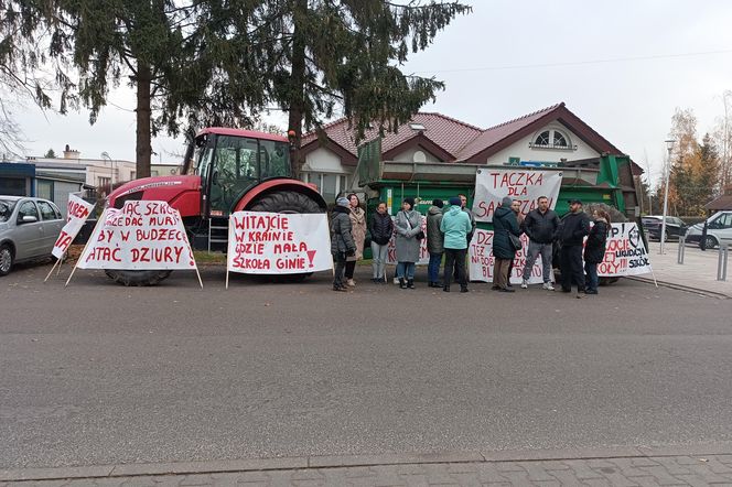 Protest pod Urzędem Gminy w Grucie