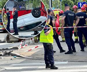 Nie żyje 85-latka ranna w wypadku na ul. Puławskiej. BMW dachowało i wpadło w pieszych