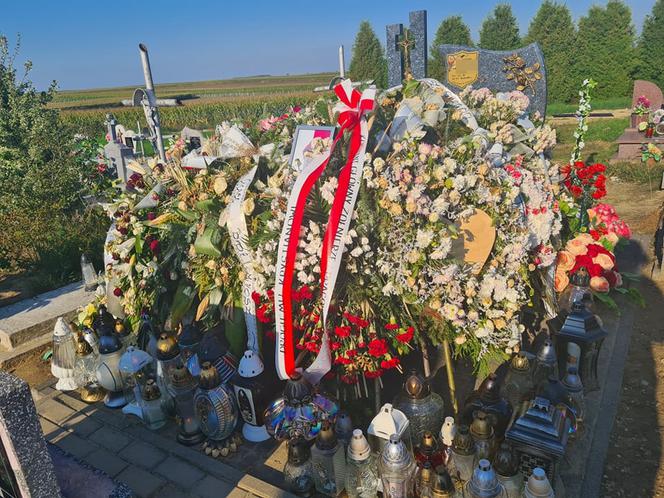 Krystian zginął na motocyklu w Wietlinie. Jego grób tonie w morzu kwiatów[ZDJĘCIA]