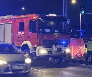 Wszedł na torowisko na czerwonym świecie. Przejechał go tramwaj. Zginął na miejscu