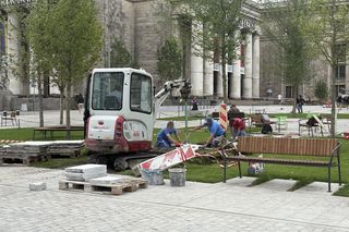 Absurd roku w Warszawie. Zrywają zieleń na nowym pl. Centralnym. Zamiast niej będzie beton
