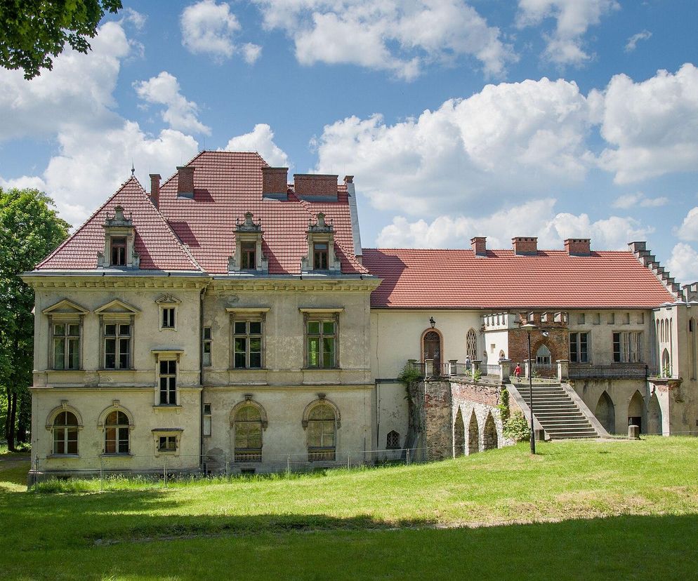 To najpiękniejszy taki pałac w Małopolsce. Jego historia wiąże się z mistyfikacją 