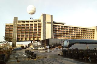 Krakowska ikona PRL-u dawniej była synonimem luksusu. Dziś służy za baner reklamowy