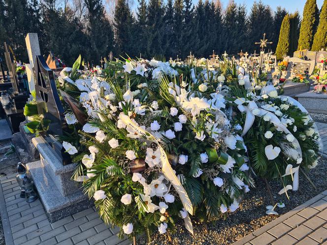 Groby Wiktorii i Konrada utonęły w kwiatach. Pochowali ich w święto zakochanych