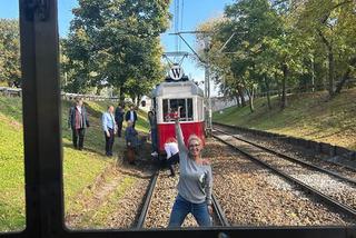 Niezwykły tramwaj z powstańcami. Wycieczka po Warszawie jak przed wojną