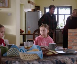 	M jak miłość odc. 1854. Kacper (Bartosz Ziewiec), siostry (Natalia i Nadia Witkowskie), Jagoda  (Katarzyna Kołeczek)