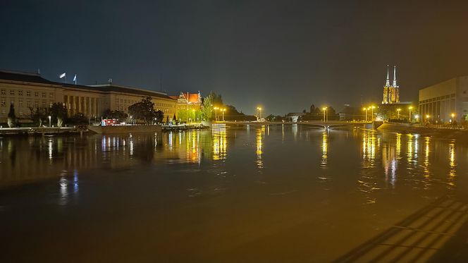 Walka o wrocławskie osiedla nad Odrą i Oławą. Mieszkańcy do późnych godzin nocnych ratowali dobytek