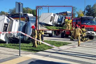 Dostawcze iveco wjechało prosto pod tramwaj! Potężne zderzenie we wtorkowe popołudnie. Są ranni w wypadku [ZDJĘCIA]