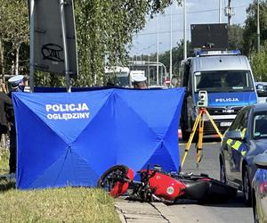 Śmiertelny wypadek na Białołęce. Wyleciał z pojazdu i uderzył w znak drogowy. Motocyklista zginął na miejscu