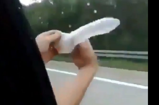 Napompowali prezerwatywę w pędzącym samochodzie