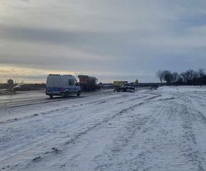 Tragedia na drodze w woj. lubelskim. Samochód osobowy zderzył się z pługopiaskarką. Jedna osoba nie żyje