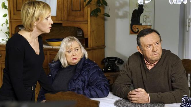 Barwy szczęścia odc. 2056. Sabina (Barbara Kurzaj), Zdzisio (Zbigniew Buczkowski), Róża (Anna Gornostaj)