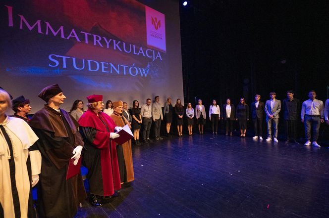 Podczas uroczystej ceremonii inauguracji nowego roku akademickiego 2024/2025 odbyła się tradycyjna immatrykulacja studentów i studentek pierwszego roku.