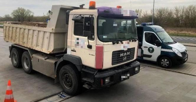 Wiózł gruz kompletnym gruzem! Ciężarówka z usterkami i bez przeglądu zatrzymana przez ITD