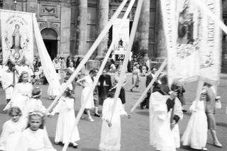 Odświętne stroje i procesja ulicami. Tak obchodzono kiedyś Boże Ciało 
