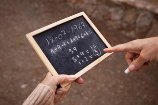 Ile to jest 4+3(3+4)-4(4)=? Tylko nieliczni obliczą w mniej niż 10 sekund