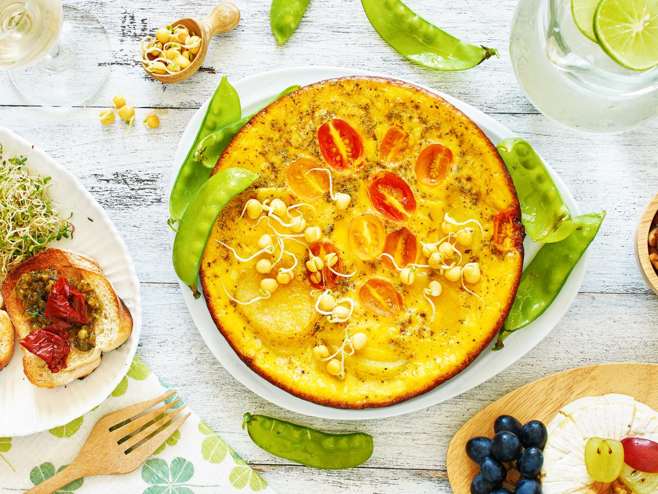 Włoski omlet ziemniaczany z suszonymi pomidorami pieczony w piekarniku