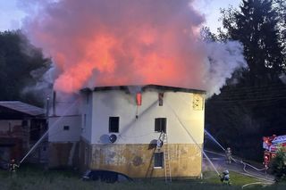 Dramatyczny pożar na Dolnym Śląsku. Mężczyzna ewakuowany przez okno, budynek doszczętnie zniszczony