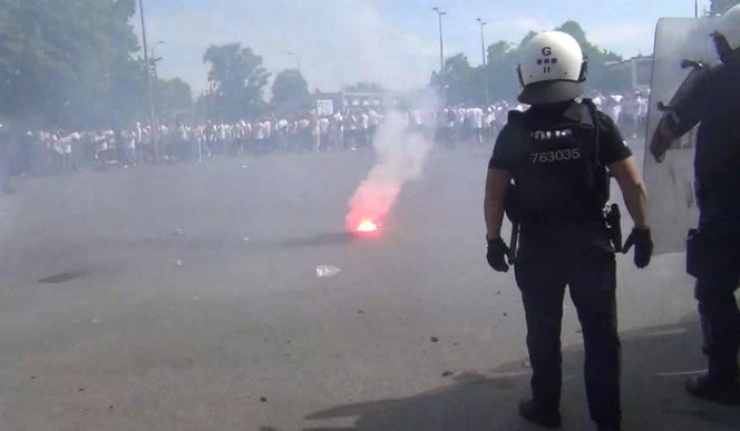 Służby opublikowały szokujące nagranie. Kibice rzucali w policjantów szklanymi butelkami. „Zatrzymali blisko 100 osób”.
