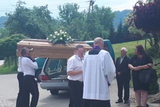 Tragedia w Kościelisku: Pogrzeb Darka zastrzelonego przez policjanta. 28-latek spoczął w rodzinnym grobie [ZDJĘCIA]
