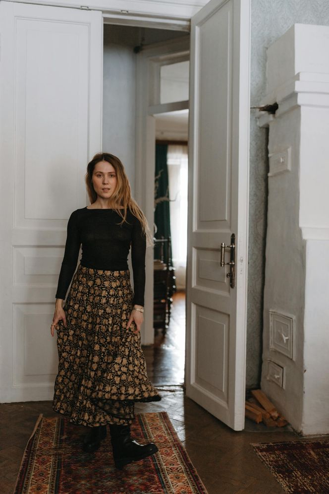 Długa spódnica to nieodłączny element modnych stylizacji. Naszą je zarówno romantyczki, jak i fanki stylu grunge 