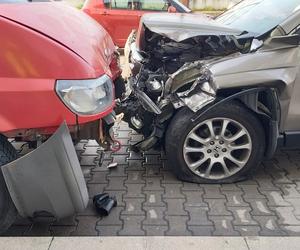 Warszawa. Huknął w bariery, roztrzaskał trzy auta i uciekł. Trwają poszukiwania kierowcy