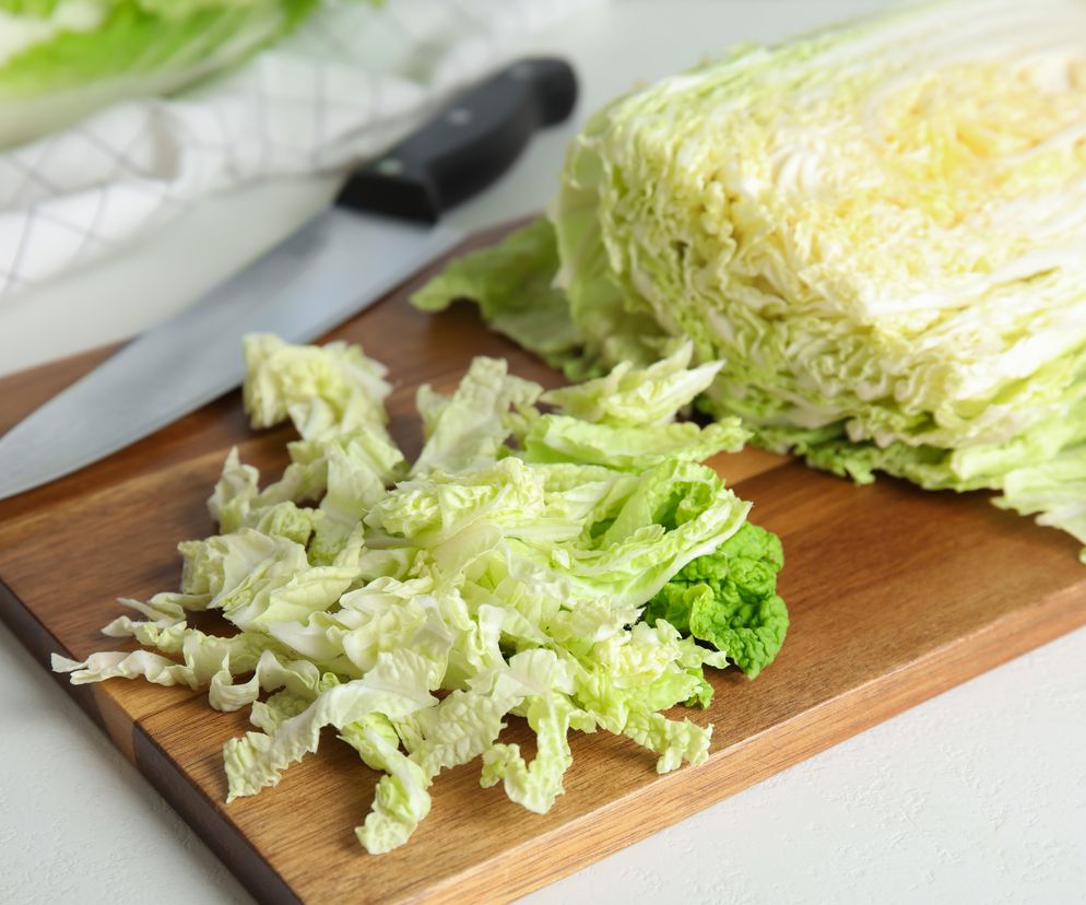 Surówka z kapusty pekińskiej i pora z majonezem i śmietaną