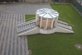 Modernistyczna kamienica zyskała odnowione podwórze