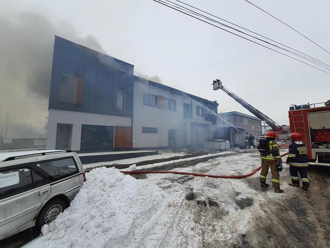 Łódź: Przy Demokratycznej zapłonął budynek usługowy! Pożar gasi kilkudziesięciu strażaków!